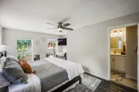 Modern Beauty, Gorgeous Forest View, Hot Tub, A/C, Game Room, Close to Downtown! - Holiday bungalows