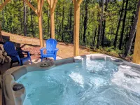 Cabin life near Asheville/Hendersonville. Secluded but still convenient escape!