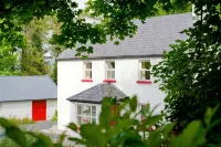 Relax in traditional farmhouse cottage perfect for touring South & West Ireland. - Bintang 3