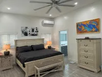 Island House Private Pool • Safe Gated Community! Отели рядом с достопримечательностью «Пляж Лав-Бич»