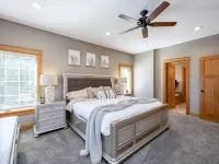 Romantic cheerful home close to many attractions Hotels in Robins