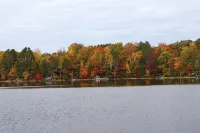 Sandy beach, quiet lake, great fishing & beautiful sunsets w/2 kayaks & gameroom - 小木屋