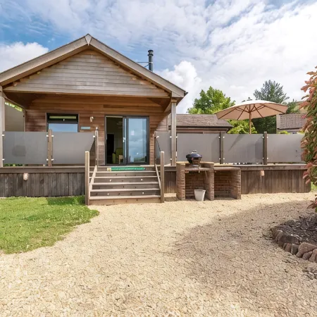 Honeysuckle lodge - sleeps 4/5 with wood burner and private hot tub
