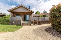 Honeysuckle lodge - sleeps 4/5 with wood burner and private hot tub