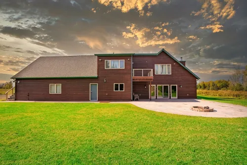 Spacious, Secluded Retreat with Rustic Charm - 3 stjerner
