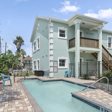 Beautifully decorated 2 bedroom cozy apartment
