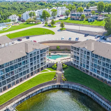 Believe the 275+ 5 star reviews! Main waterfront & boat slip, Ice cream machine.