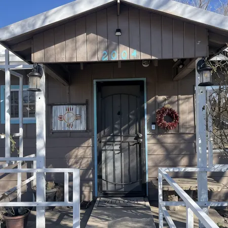 Middle of town lodge style cottage