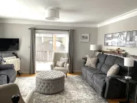 Cozy family home. Min to downtown, beaches, golf, and trails! Hôtels à : Cornwall