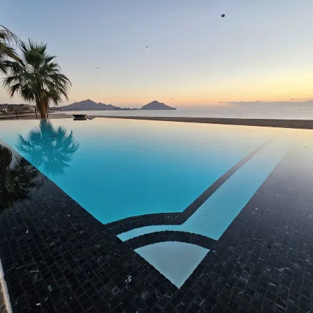 Luxury One Bedroom Condo Steps away from the sea of Cortez.Private and Secure.