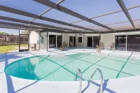 Waterfront Home With Pool - Kolam Renang Peribadi