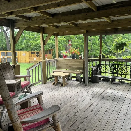 Rustic getaway on 3 acres - Only minutes from TEXS A&M University.