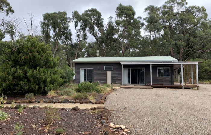 Bright and spacious bungalow in authentic bush setting