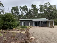 地道叢林環境中的明亮寬敞小屋
