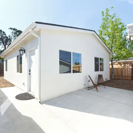 Private Guest House with Full Kitchen, 30 minutes to L.A Beach