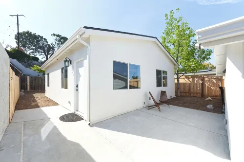 Private Guest House with Full Kitchen, 30 minutes to L.A Beach