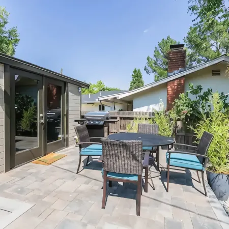 Walk DOWNTOWN! High-end remodel w porch/2 firepits