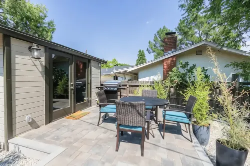 Walk DOWNTOWN! High-end remodel w porch/2 firepits
