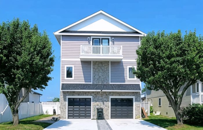 HOT TUB & Bicycles - Walking distance to the BEACH, bay, restaurants, & shopping