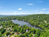 Waterfront Lake House. Near NYC and hiking trials. Complimentary kayaks provided - 4-Star
