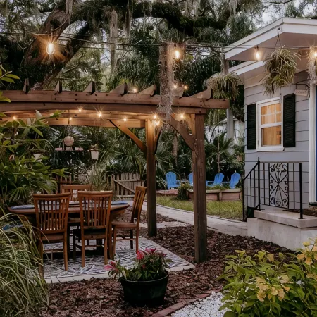 Charming  3/2 Cottage- Close to beach & Historic Downtown