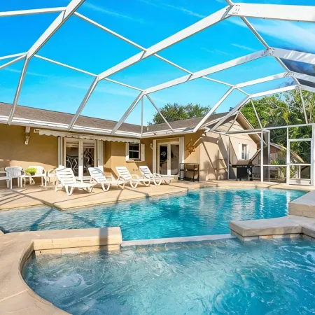 Escape to a Tropical Paradise with a Private Pool & Jacuzzi