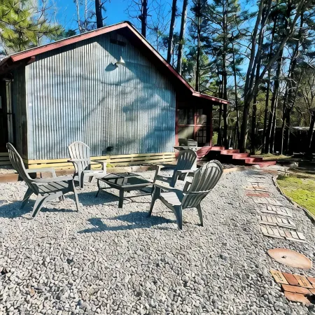 STYLISH CABIN WITH HOT TUB IN A SMALL TOWN. STAY AMONG THE PINE TREES! EAST TX