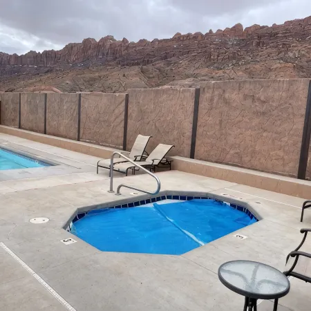 Sunset Moab 3 Bedroom 2 Bath Home- AC, Seasonal Pool, Yr Round Hot Tub, Sleeps 8
