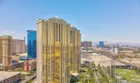 STRIP VIEW Premier King MGM Signature