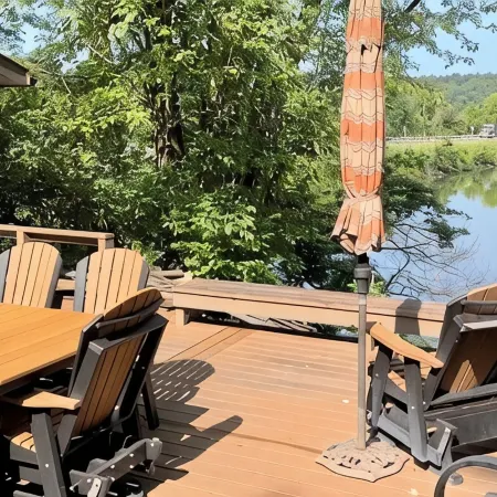 Cozy 3-bed lakefront home with deck & fireplace