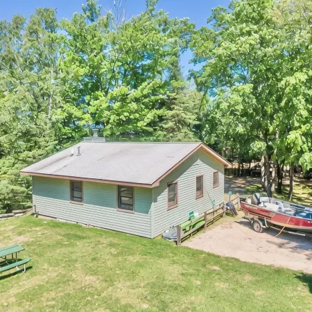 3BR Lakefront Cabin with WiFi & Private Docks