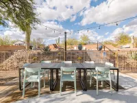 Mtn views, pool, hot tub, fire pit / 2 King suites / game room / modern & luxe Hotels in Tanque Verde