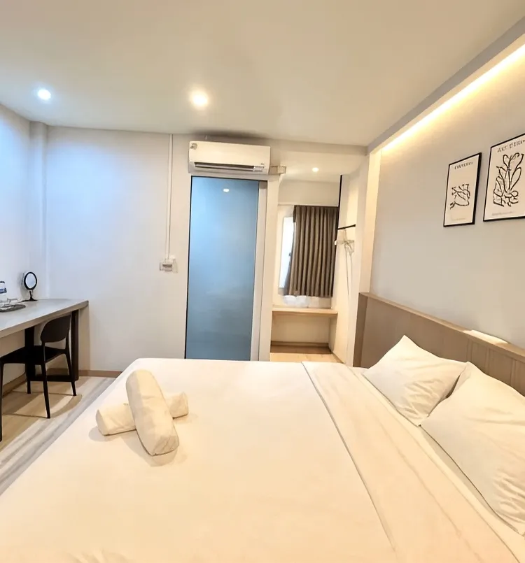 ห้องเตียงใหญ่ พร้อมระเบียง