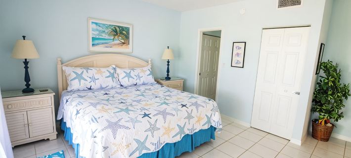 2023 Renovated The Retreat 17 Oceanview ground floor condo steps to ocean/beach Hotels in North Side
