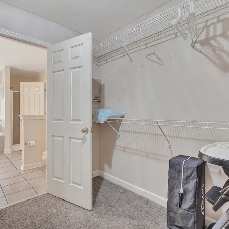 Relaxing & spacious 4BR home, fire pit & private fenced in backyard