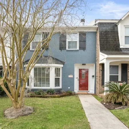 Entire townhouse- 10mins to beaches or downtown