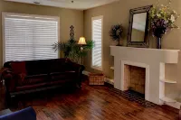 Rustic Roost in Historic Neighborhood - โฮมสเตย์