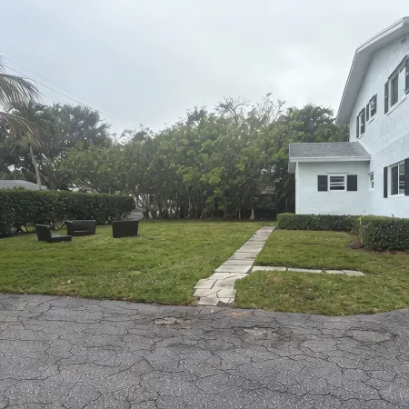 Chic newly remodeled 2bd 2bath apartment with AC, WiFi in vibrant Delray Beach