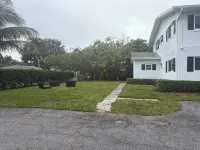 Chic newly remodeled  2bd 2bath apartment with AC, WiFi in vibrant Delray Beach
