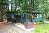 Cottontail Cabin at the Adirondack Lodge =- 5 mins to Lake George Village - シャレー