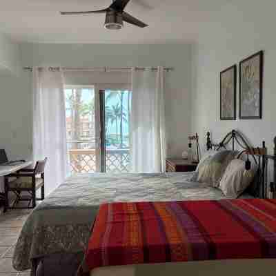 Mazatlán’s Hidden Gem: Beachfront Condo with Golf Access Rooms