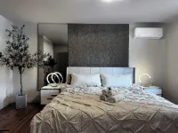 Private Parking & Patio • Stylish Urban Getaway - บังกะโล