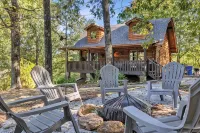 Wooded 3BR Luxury Cabin, Close to City & Nature - Hytter
