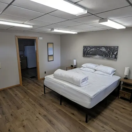 Large 2-Bedroom Lower Unit with Fast WI-FI & in Unit Washer/Dryer