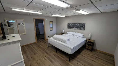 Large 2-Bedroom Lower Unit with Fast WI-FI & in Unit Washer/Dryer