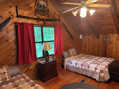 Cozy 2-bedroom cabin in awesome Blairsville with ac and wifi.