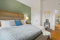 Summer Specials!-Brand New! 1 Mile to Sdc, 2 Arcades, Private Hot Tub, 2 Pools