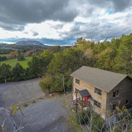 Cabin 25 - Spacious 6-bedroom private home minutes from downtown Lexington