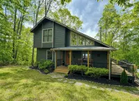 Moonshine Mtn Lodge ~ Stunning Mtn Views+Hot Tub+Gas Fire Table ~ Grill & WiFi! - 2-Star