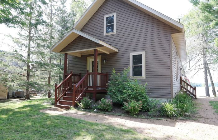 Serene Lakefront Retreat: A/C, dock, canoe, kayaks